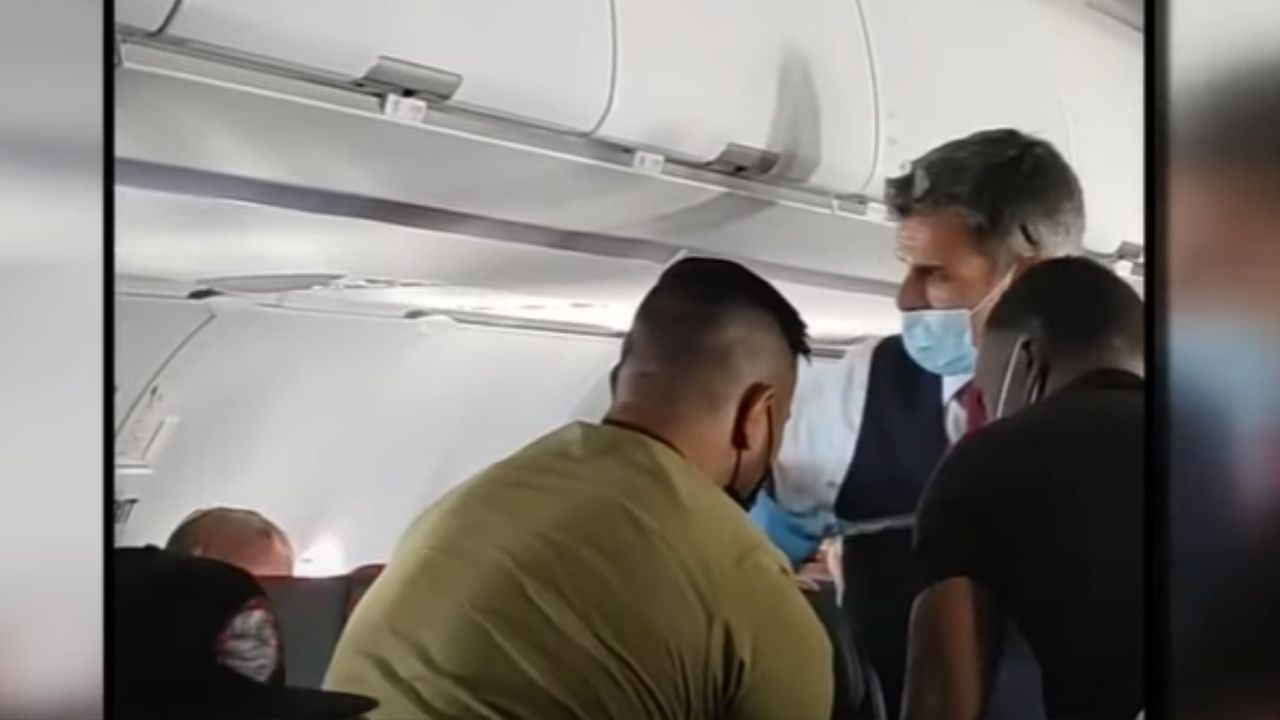 Jovem fica agressivo durante voo, chuta janela do avião, e é preso com fita adesiva