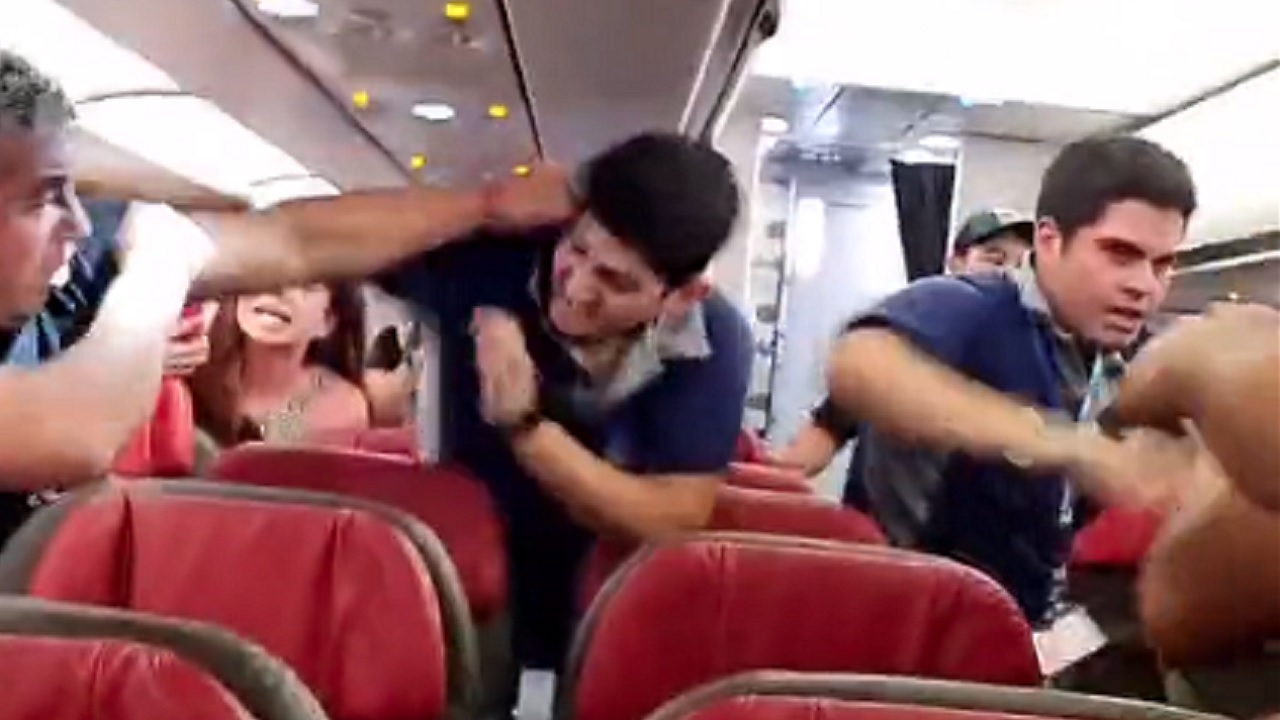 Pancadaria e bate-boca em avião termina com expulsão de passageiros
