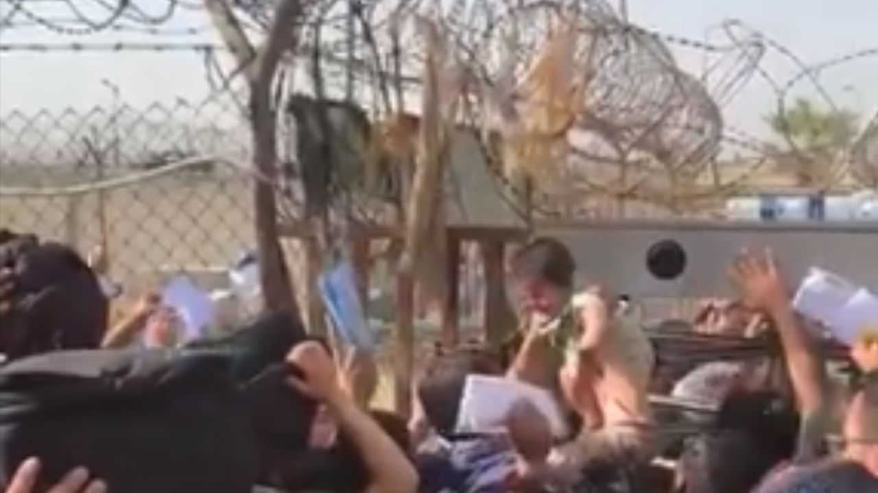 Bebê entregue para soldado no aeroporto de Cabul retorna à família