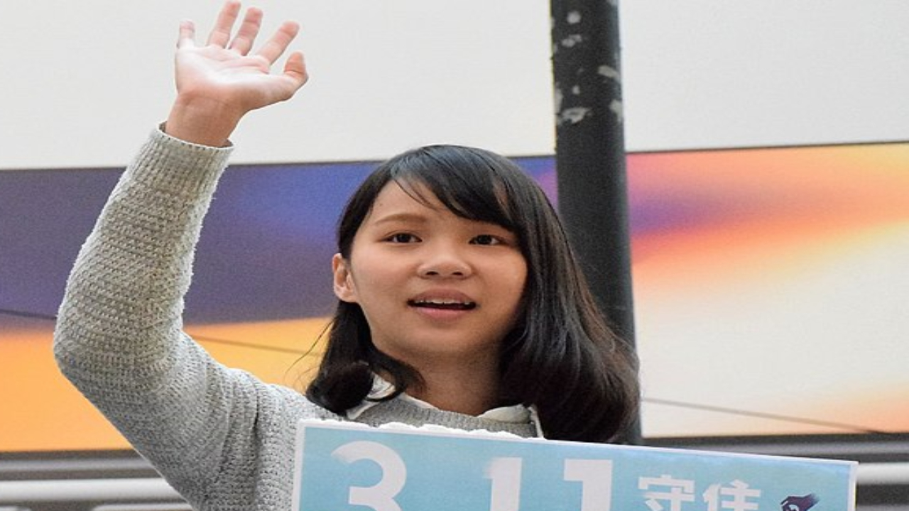 A polêmica “deusa da democracia”: Agnes Chow é detida sob custódia em Hong Kong