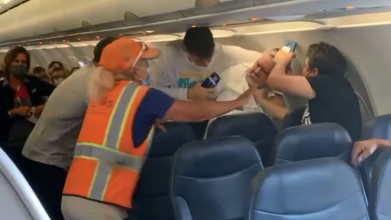 Homem agride passageiro após recusar usar máscara em avião nos EUA