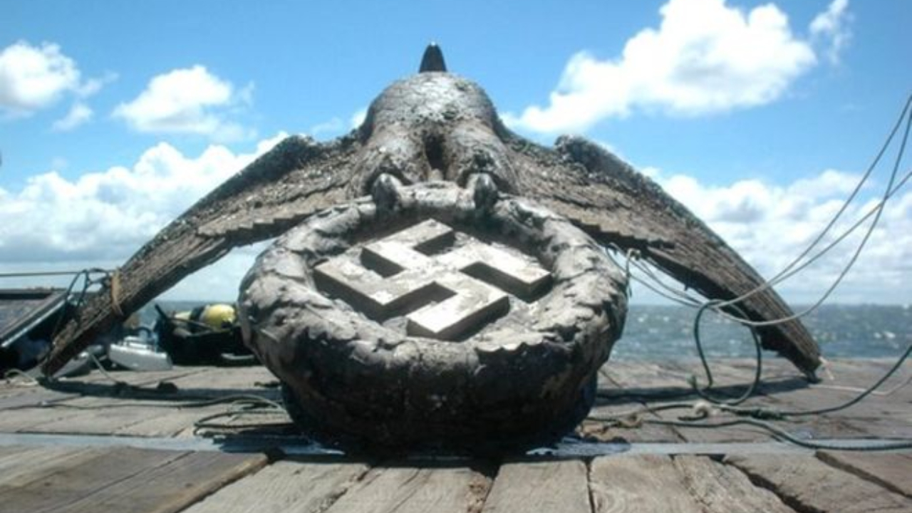 Estátua de bronze de águia nazista causa polêmica no Uruguai