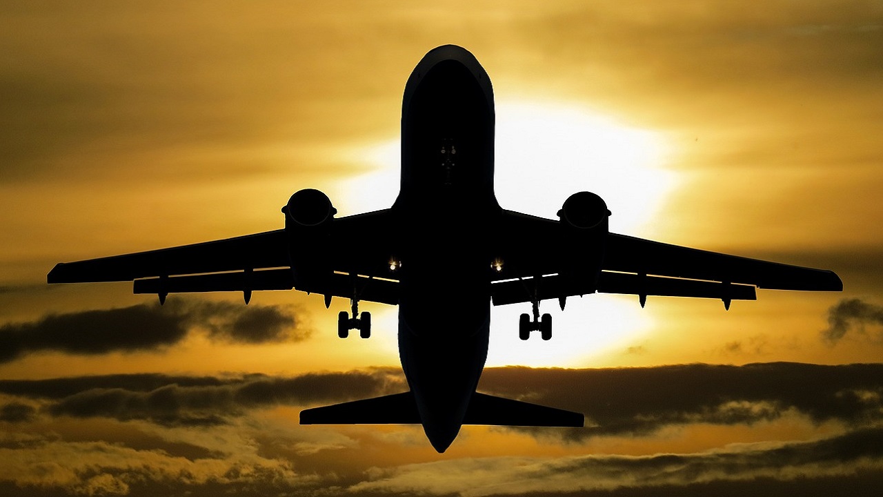 Compartimento de carga de avião abre no meio de viagem e quase ‘cospe’ passageiro