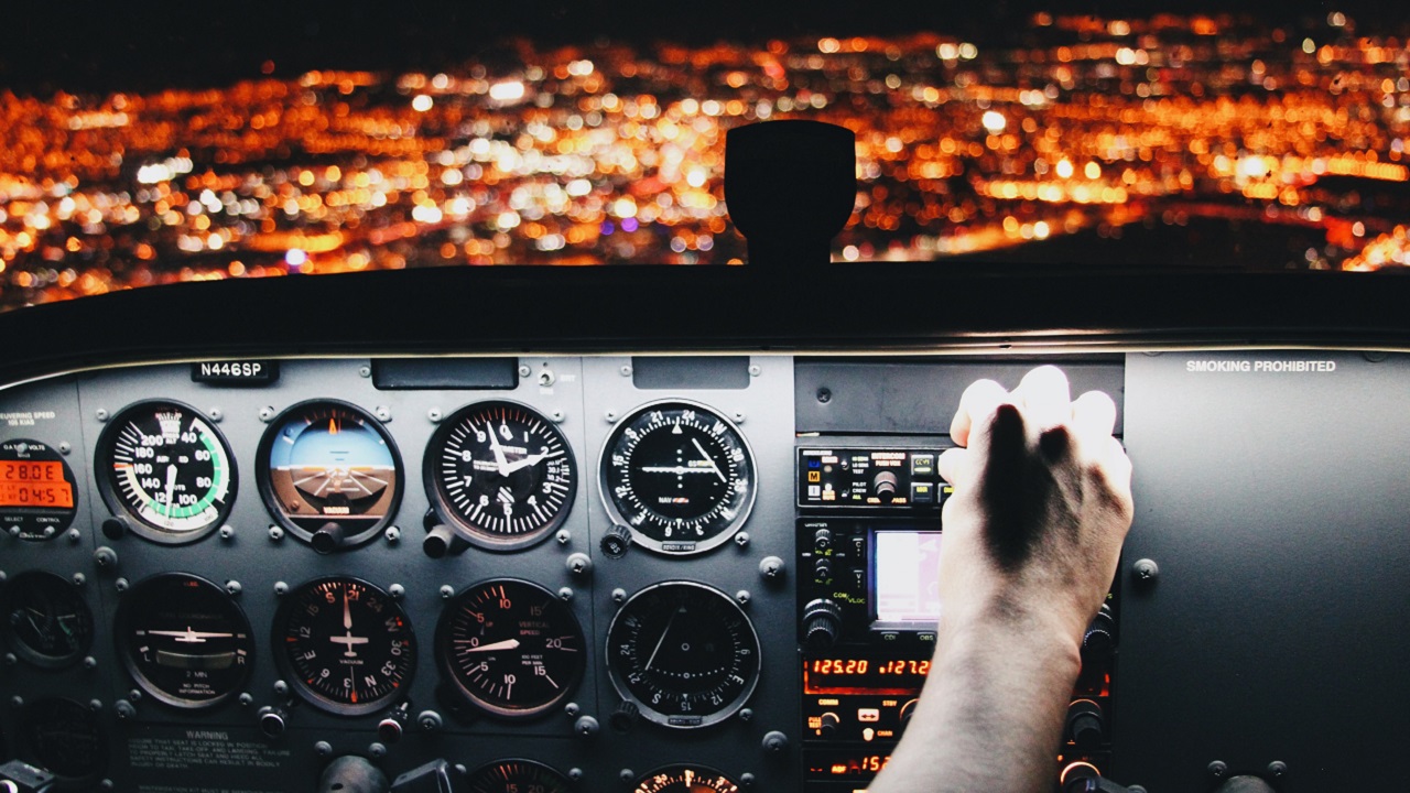 Piloto alega que efeitos de ‘cogumelo alucinógeno’ o fizeram desligar motor de avião