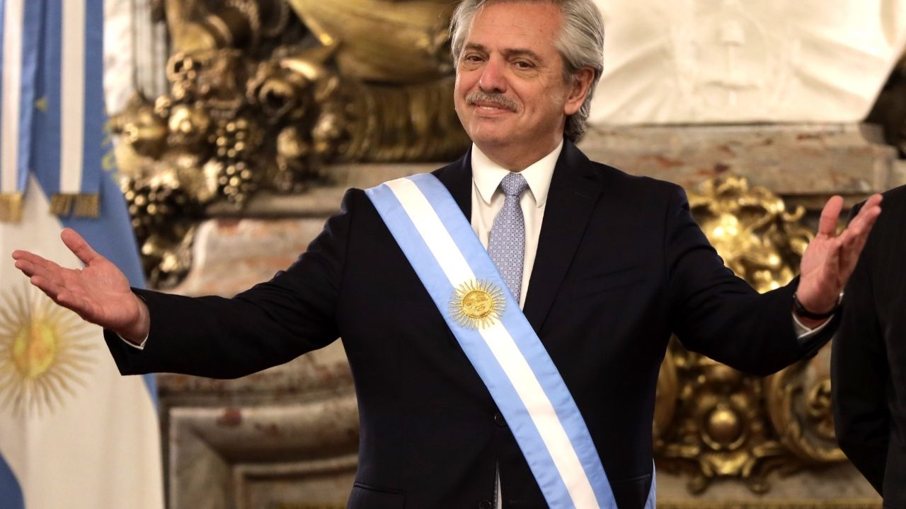 Em carta para órgão antirracista, presidente da Argentina pede desculpa por fala preconceituosa