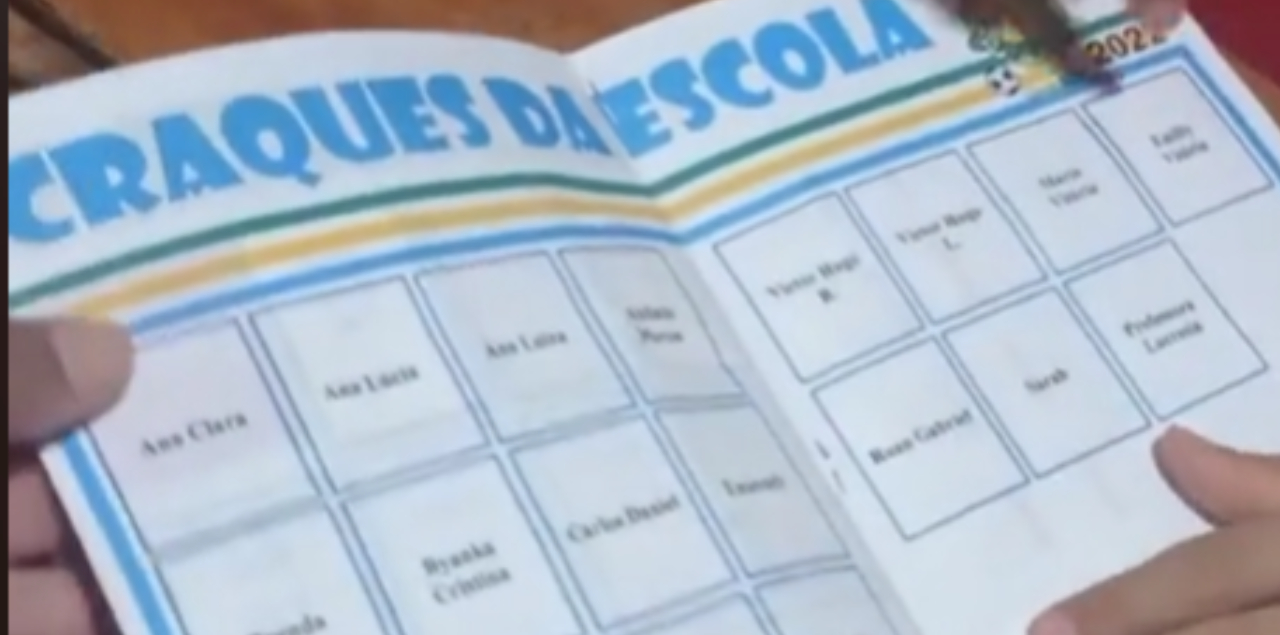 Professora cria álbum da Copa personalizado em que os alunos viram figurinhas