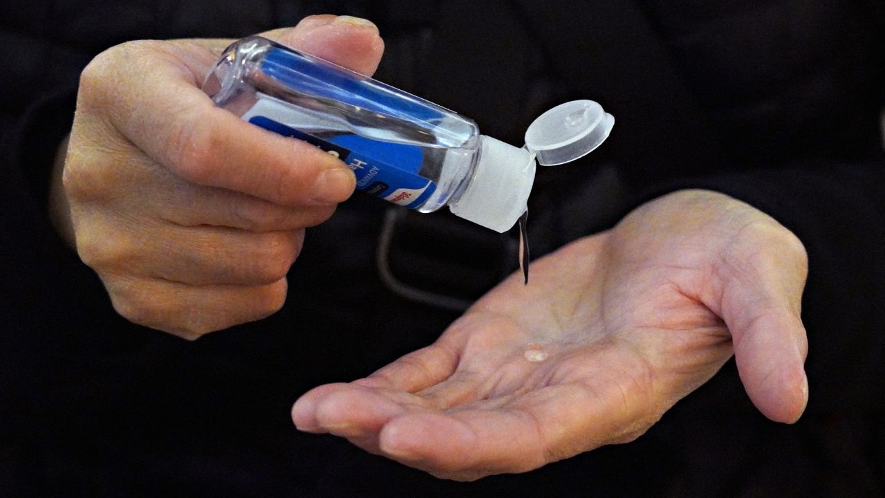 Garota de 5 anos consome meio frasco álcool gel e é internada com intoxicação nos EUA
