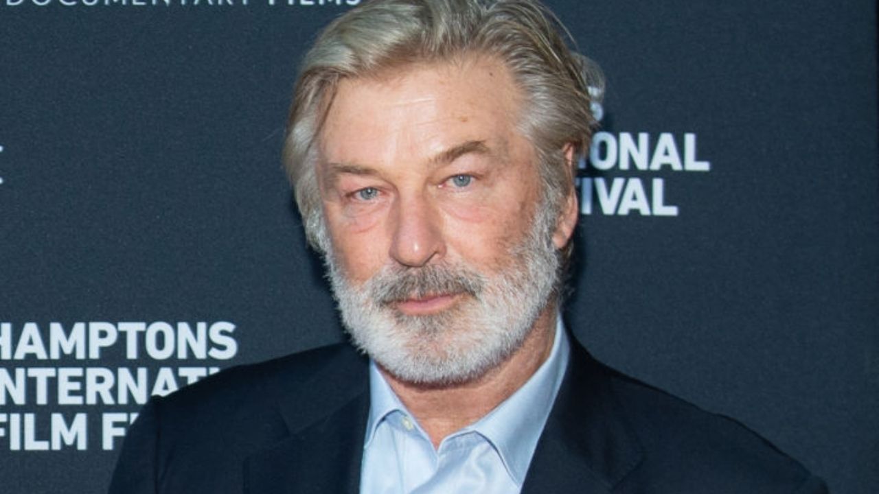 Após disparo acidental que matou diretora, Alec Baldwin decide cancelar projetos