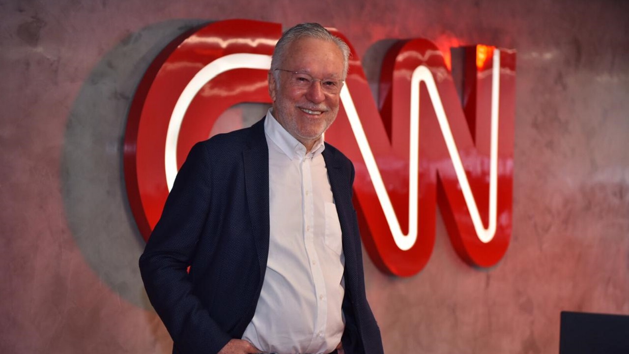 Alexandre Garcia diz que jovens não precisam se vacinar e é desmentido ao vivo na CNN