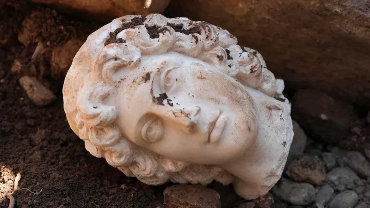Pesquisadores encontram estátua do século 2 de Alexandre, o Grande, na Turquia