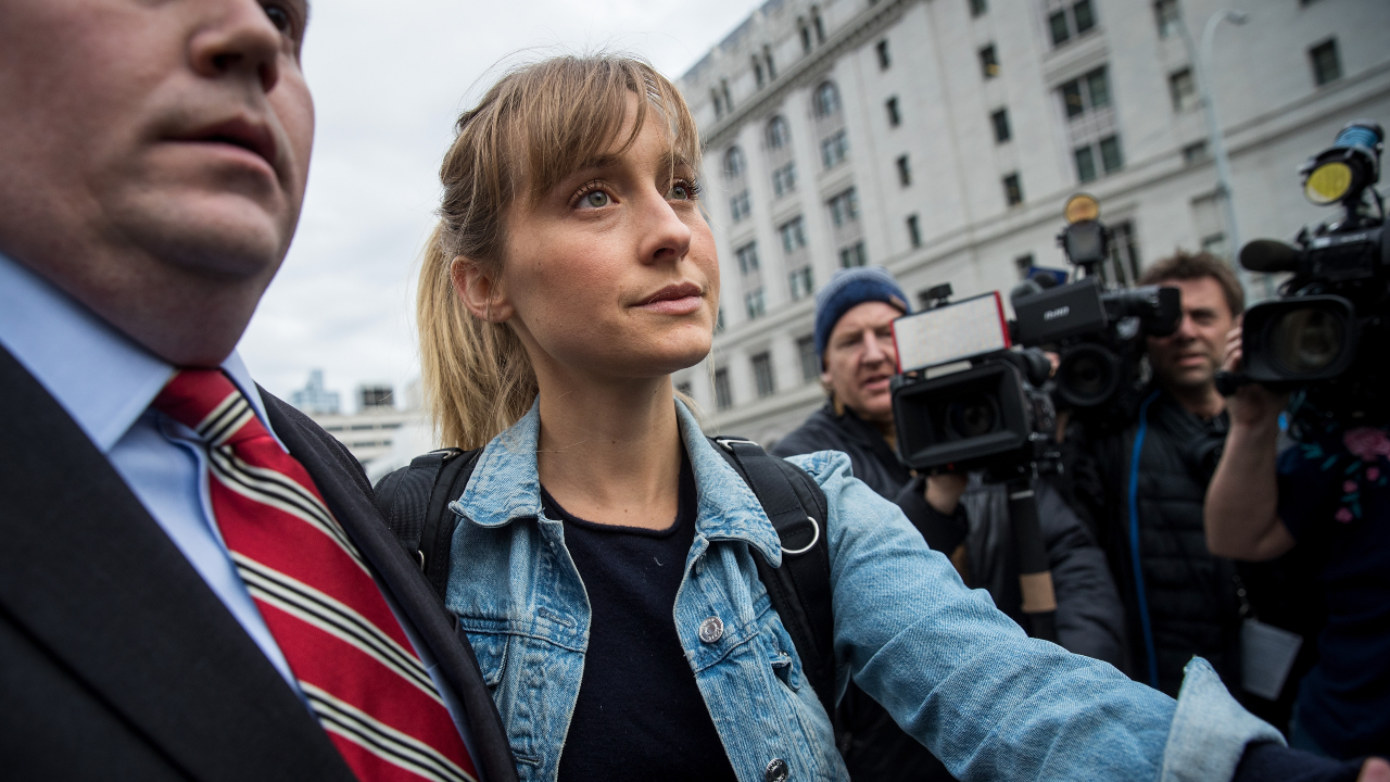 Atriz de ‘Smallville’ é condenada por envolvimento na seita sexual NXVIM
