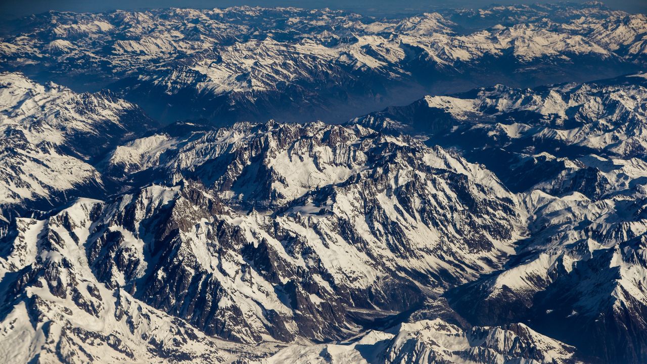 Alpinistas descobrem destroços de avião caído em 1968 na Suíça