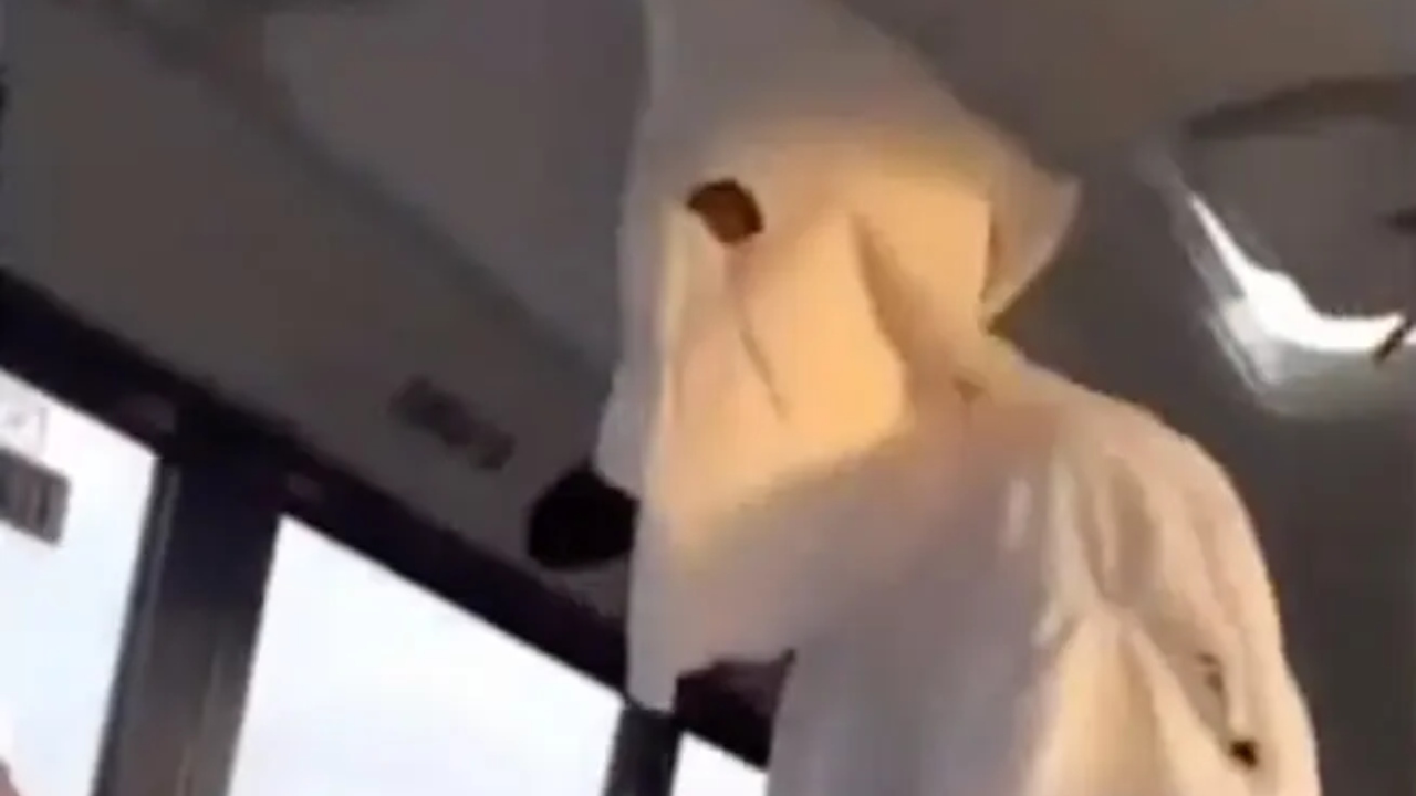 Professora é suspensa após aluno se vestir como membro da Ku Klux Klan para tarefa