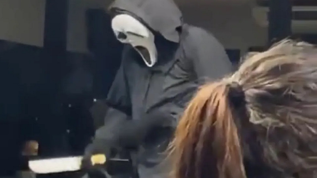 Fantasiado de ‘Pânico’, aluno gera confusão e é preso em universidade do Recife