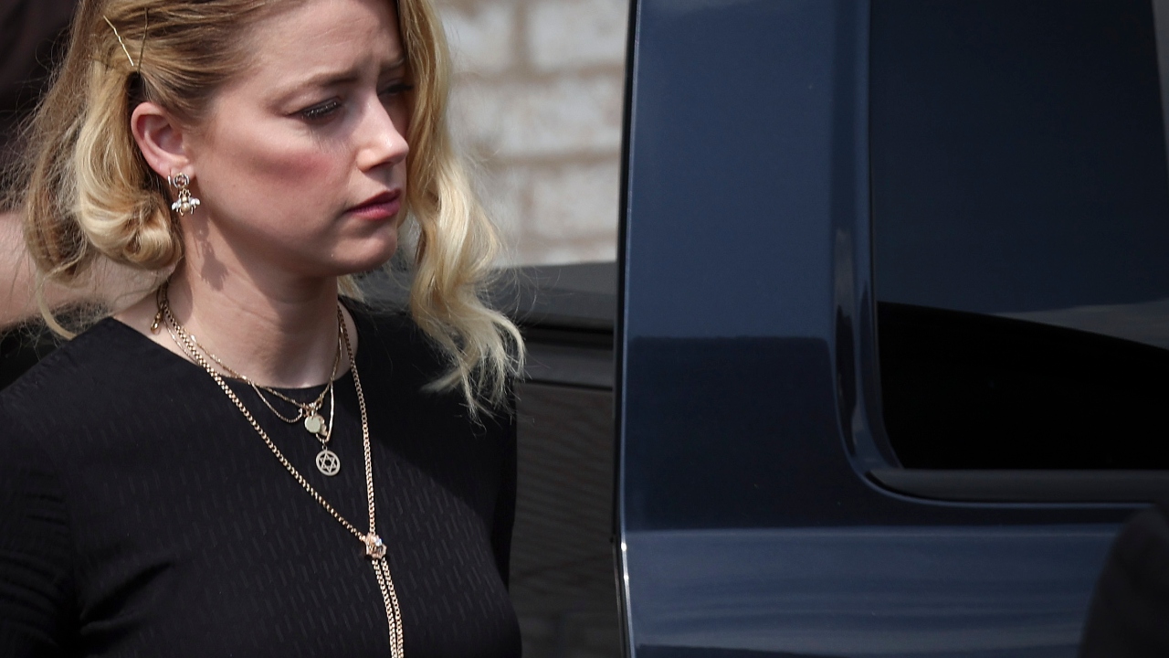 Imagens mostram Amber Heard deixando tribunal após derrota
