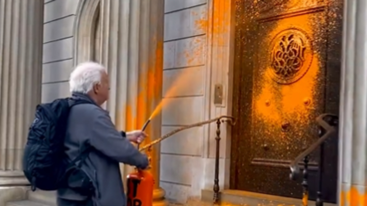 Ambientalistas jogam tintas em edifícios simbólicos de Londres