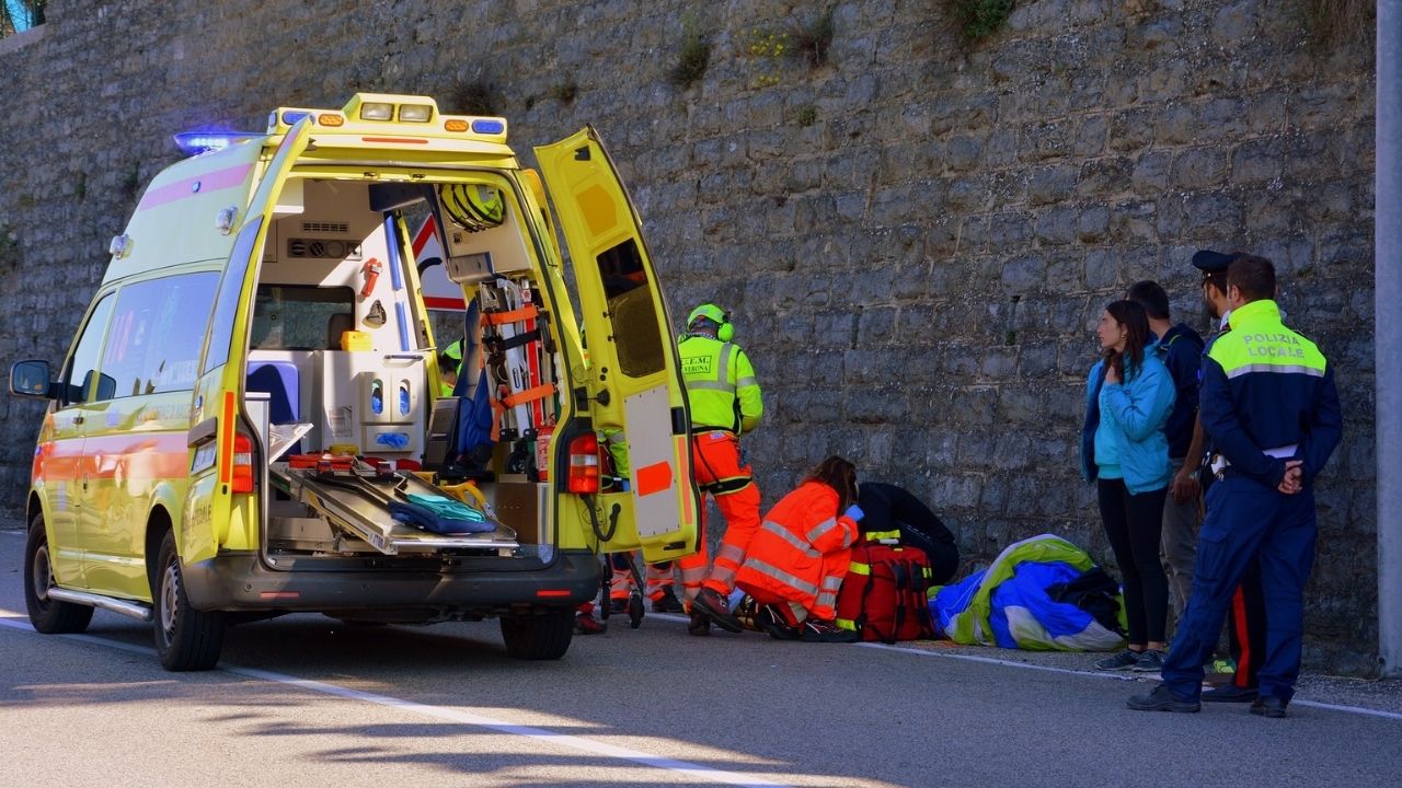 Após ser atropelado por vítima, assaltante de celular liga para ambulância com aparelho roubado