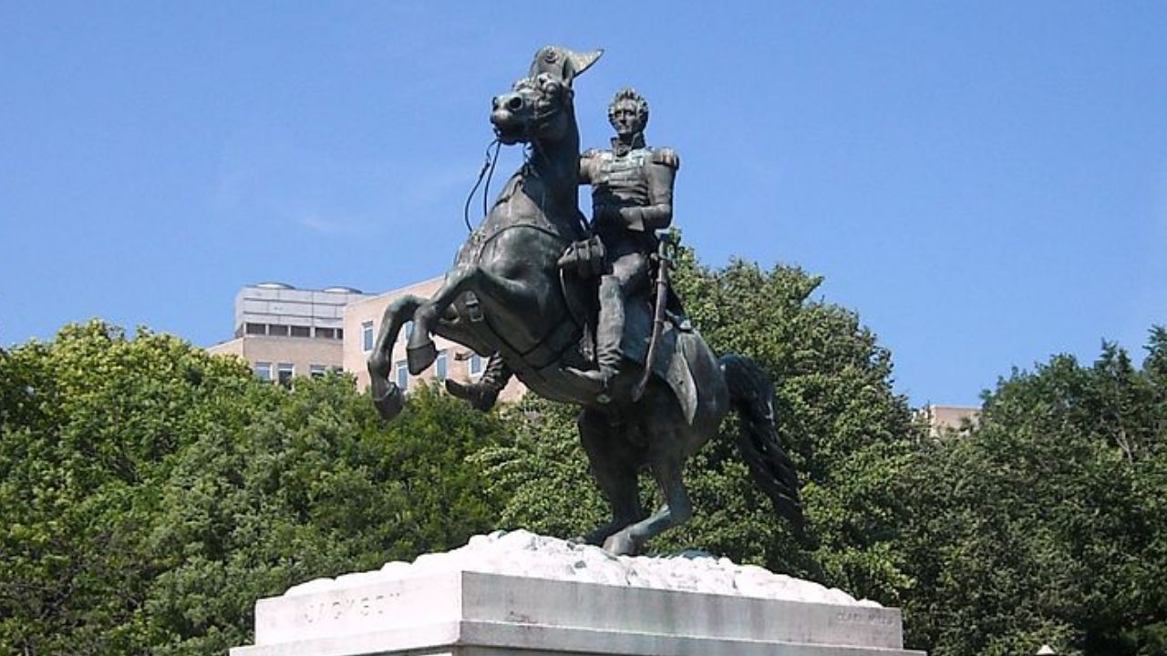 Manifestantes tentam derrubar estátua do presidente Andrew Jackson em Washington