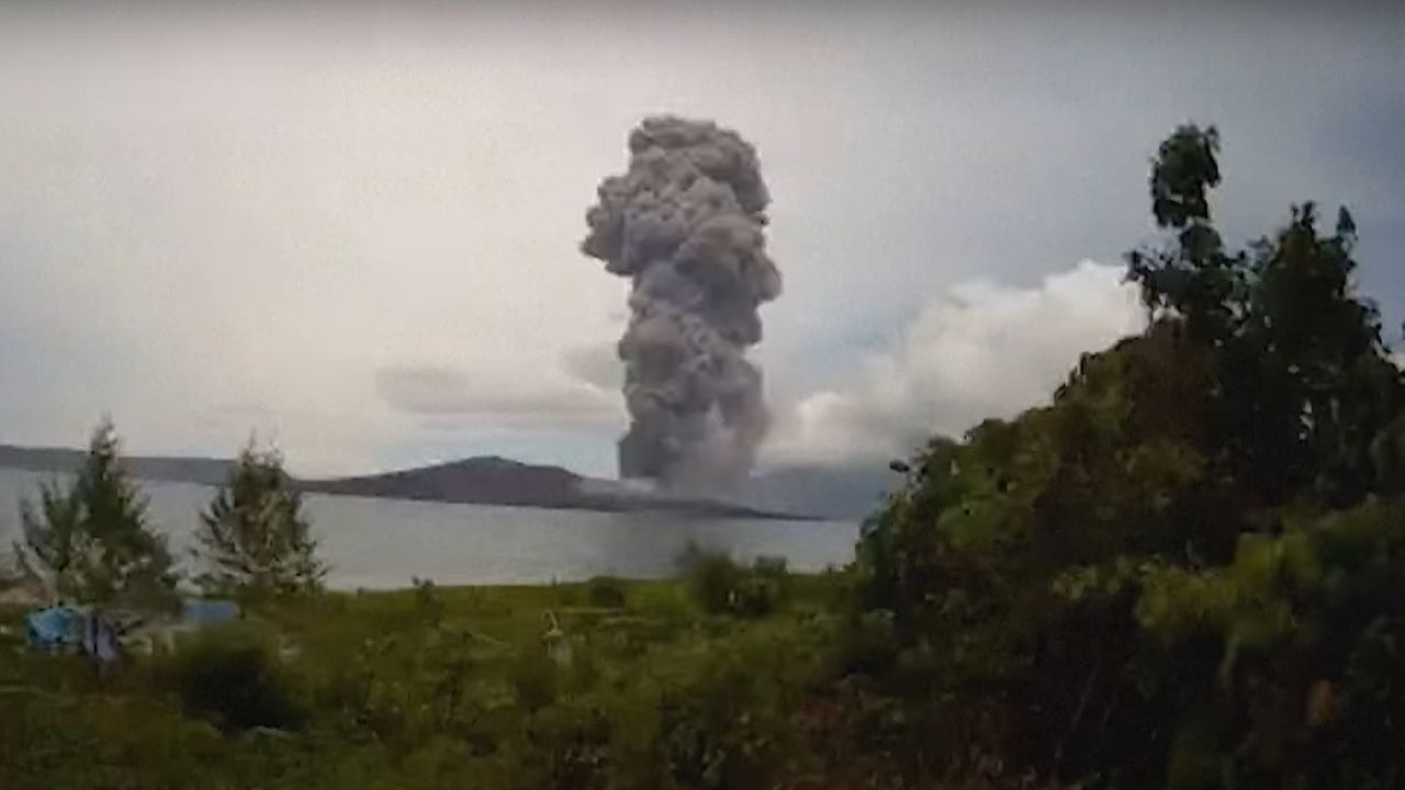 Indonésia: Vulcão Anak Krakatoa entra em erupção novamente