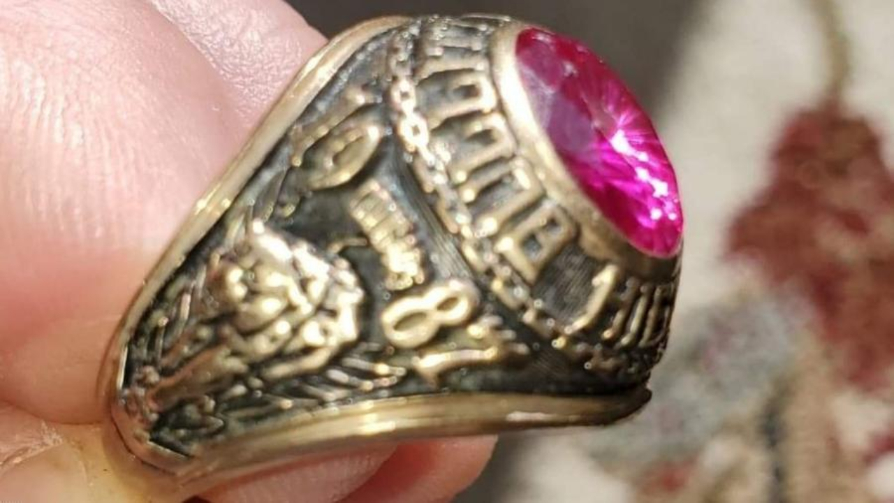 Homem recupera valioso anel de formatura perdido há 29 anos
