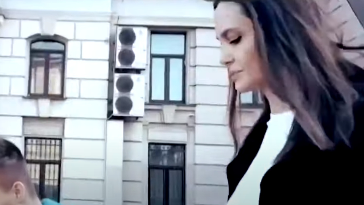 Angelina Jolie é abrigada às pressas em bunker na Ucrânia