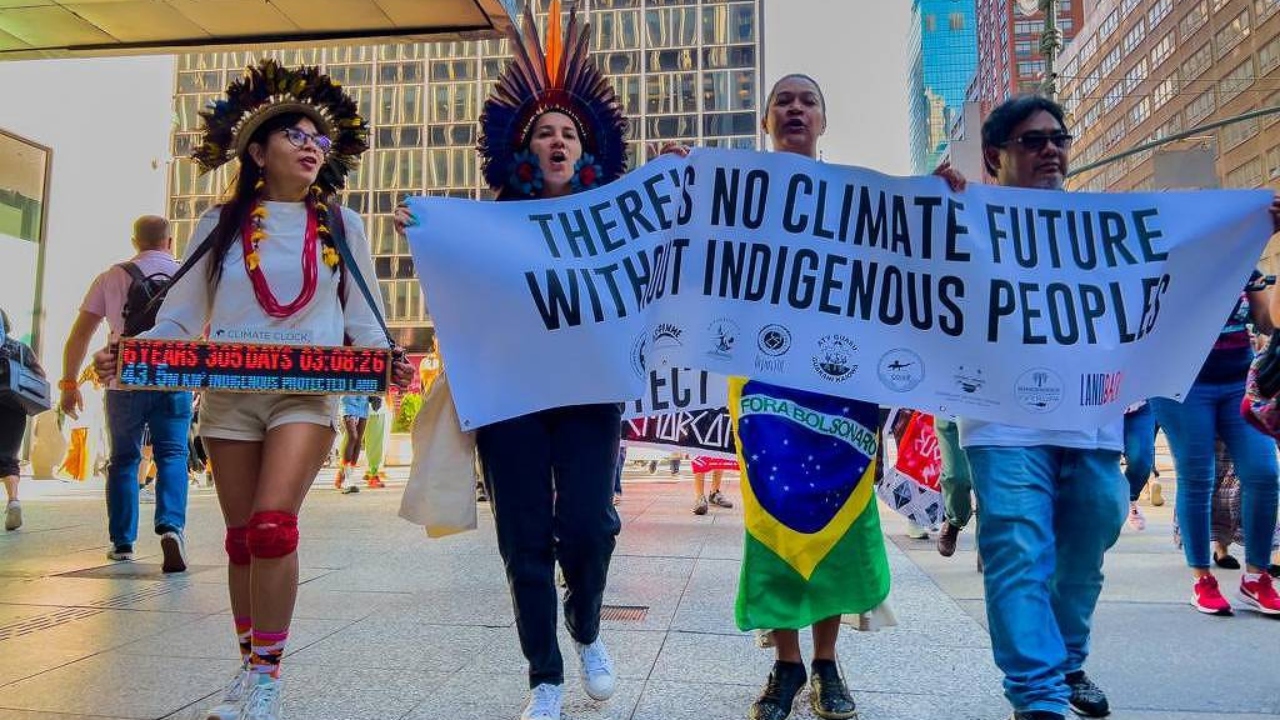 Durante discurso de Bolsonaro da ONU, indígenas protestam em Nova York