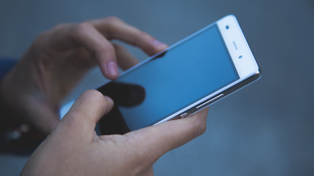 EUA: ONG católica gasta milhões para rastrear padres que usam apps de namoro gay