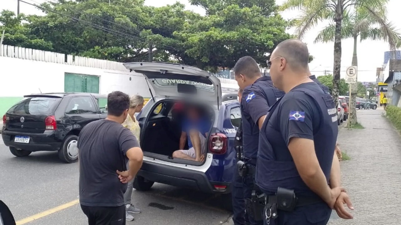 Mulher salta de carro em movimento ao notar que motorista de app mudou de rota