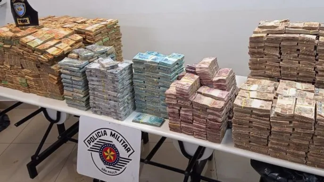 Polícia Rodoviária apreende R$ 12 milhões em fundo falso de caminhão
