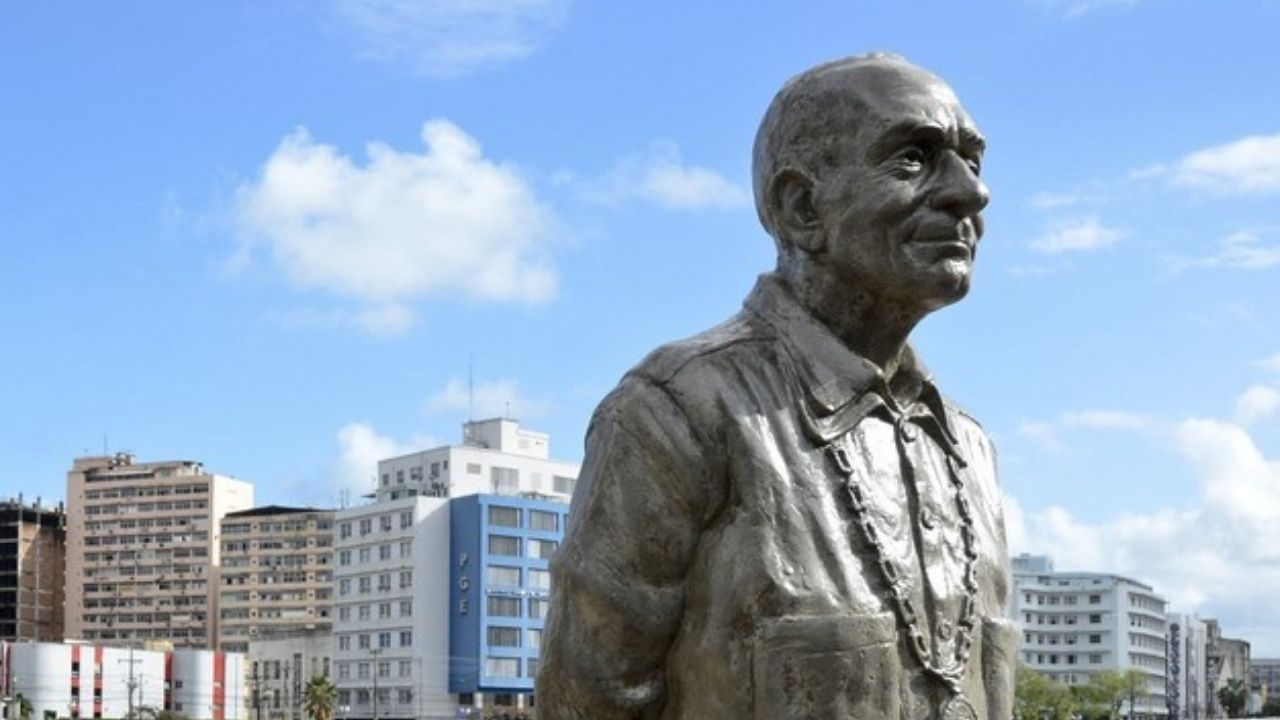 Estátua de Ariano Suassuna é depredada em Recife