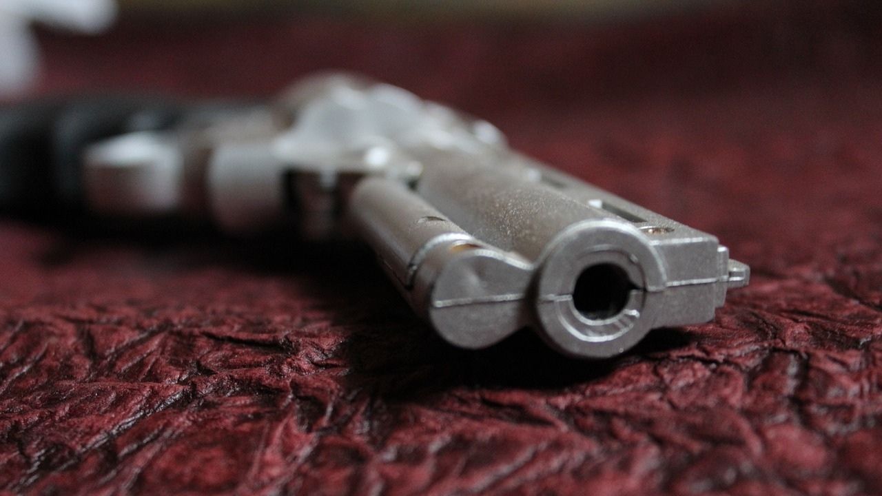 Homem morre após tiro acidental feito por bebê