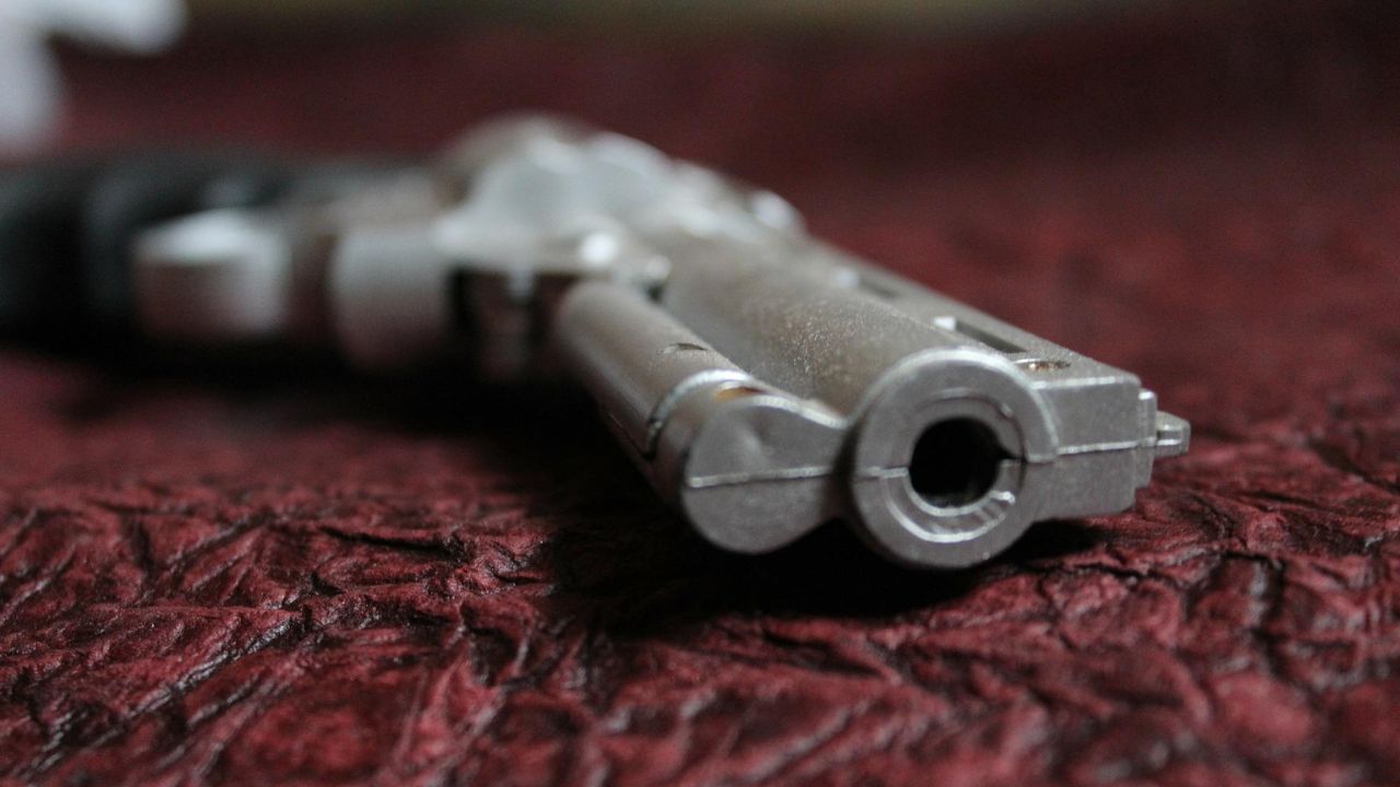 Homem é baleado e corpo é achado ao lado de bonecas ensanguentadas