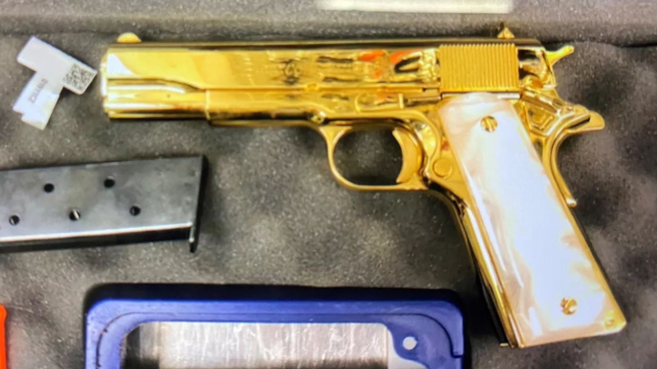 Mulher é presa após tentar entrar na Austrália com uma arma folheada a ouro