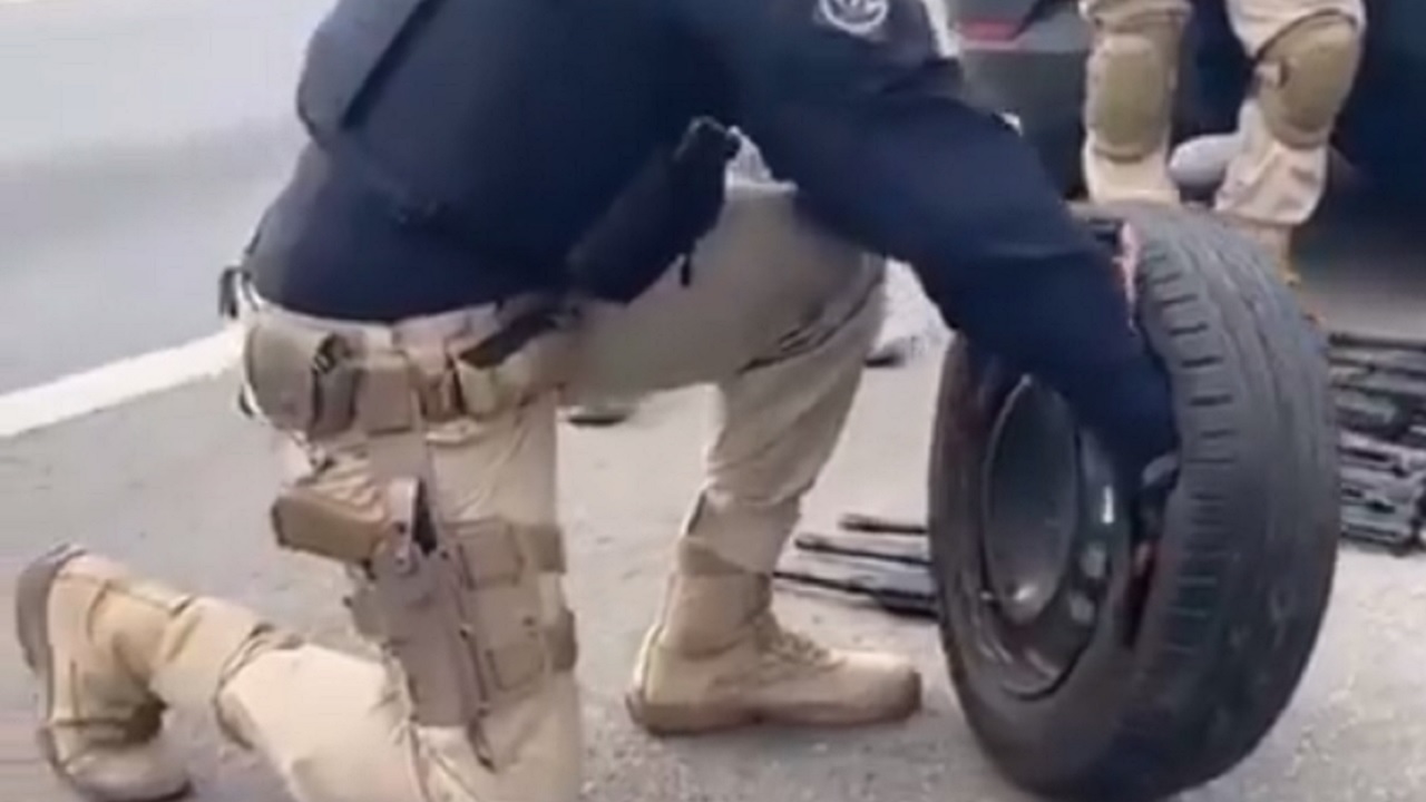 10 fuzis e mais de 300 munições são encontrados camuflados em pneu de carro