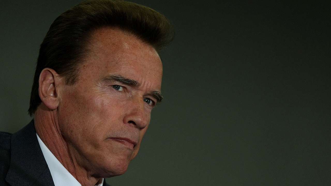 Arnold Schwarzenegger chama antissemitas de ‘perdedores’ que morrerão ‘miseravelmente’