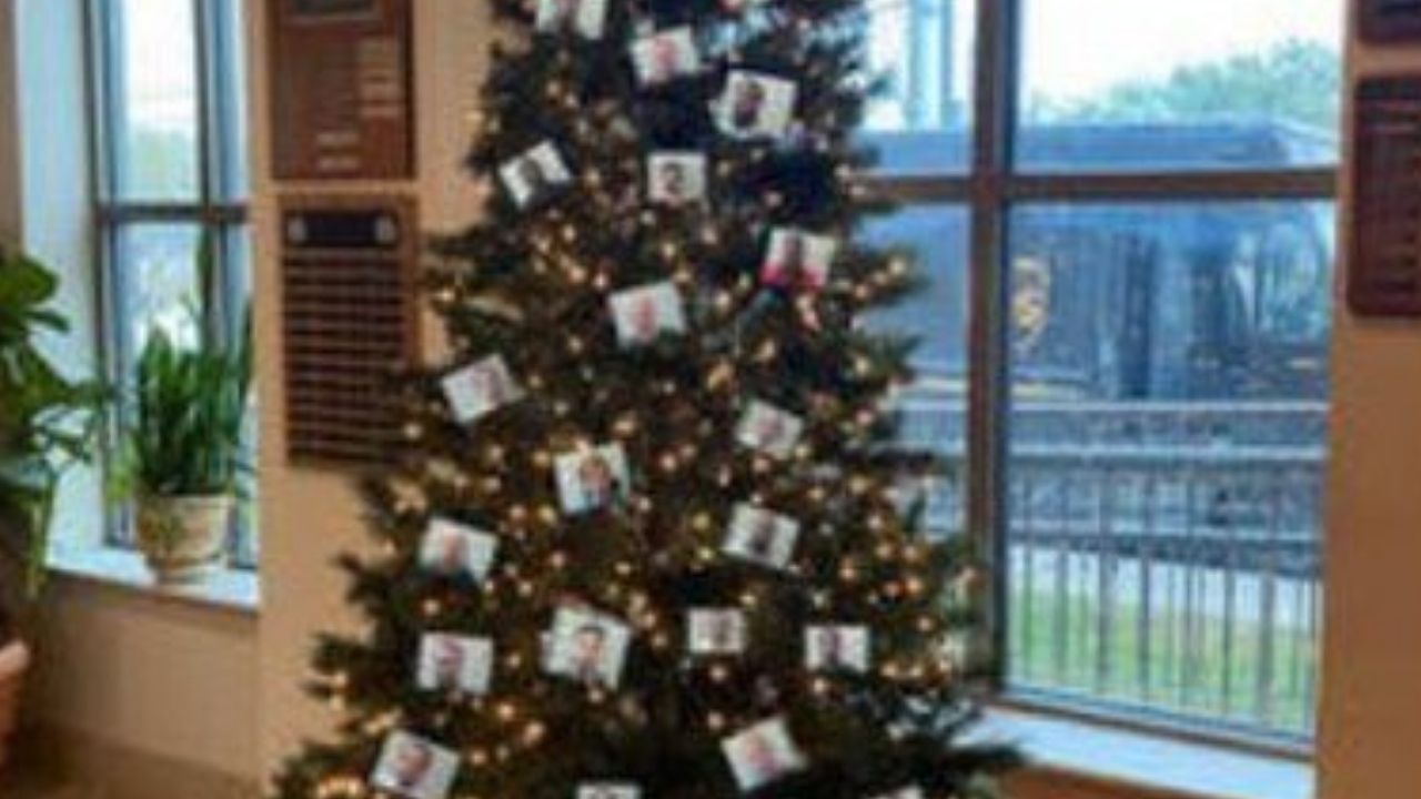 EUA: Delegacia decora árvore de natal com fotos de suspeitos e causa polêmica