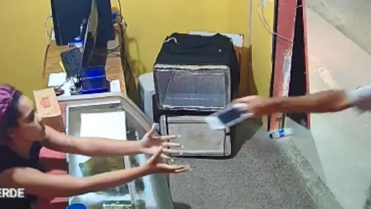 Assaltante devolve celular à vítima após apelo: “Eu estou pagando”
