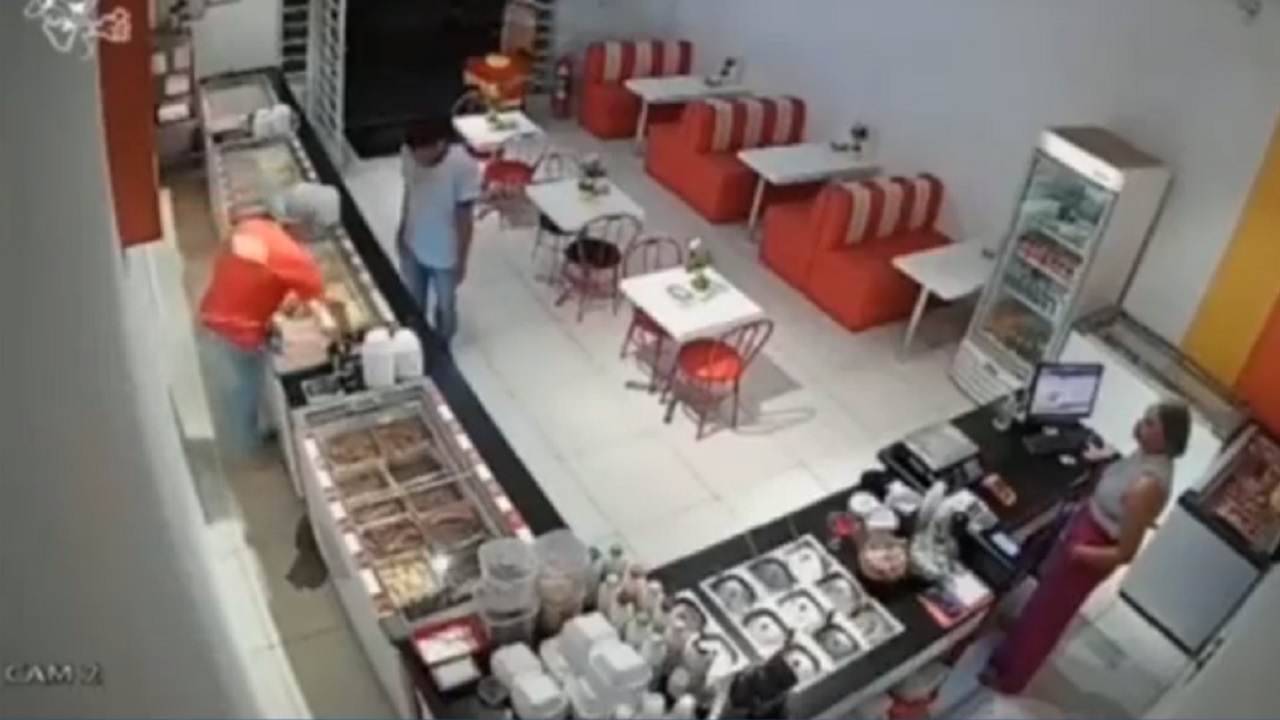 Tirando uma casquinha: Assaltante se finge de cliente e rouba sorveteria