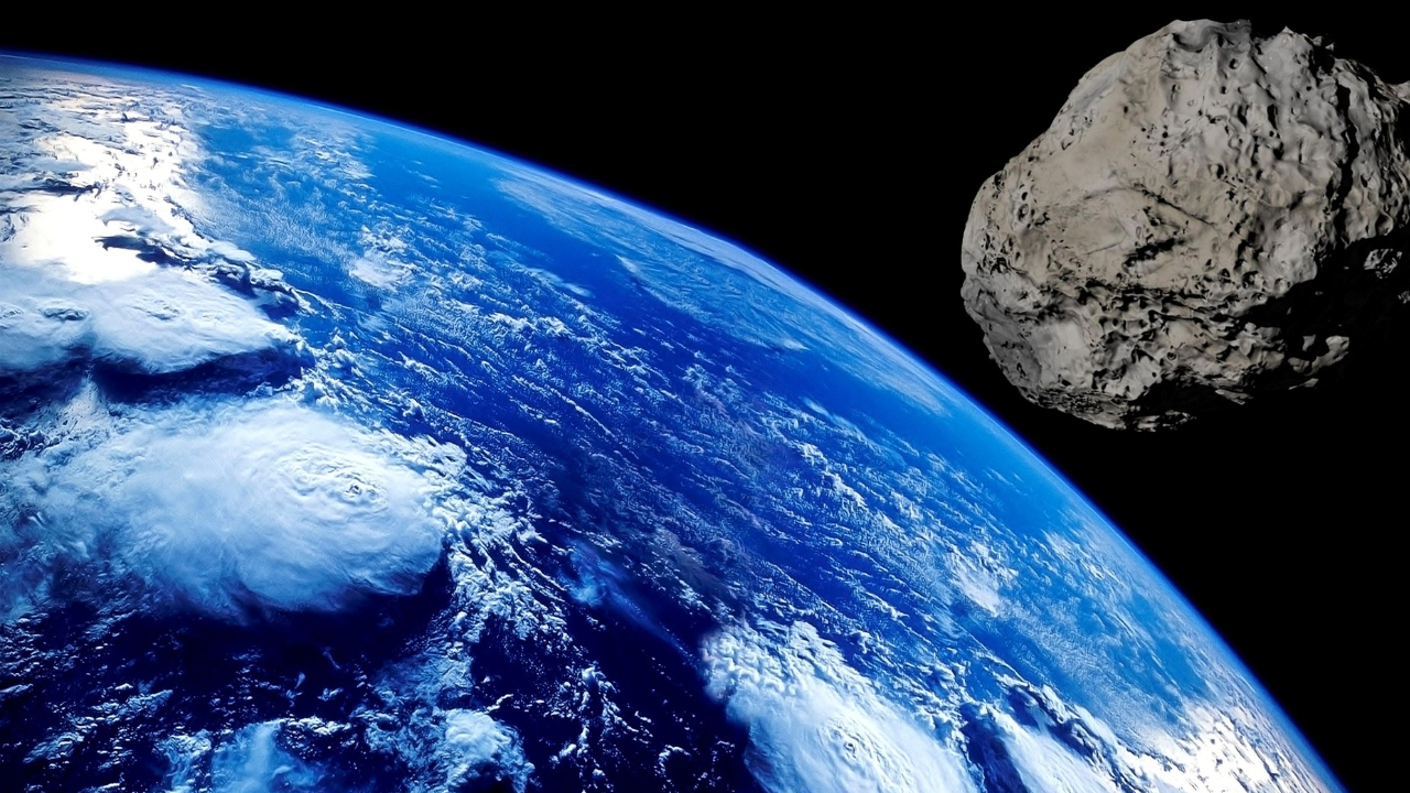 Asteroide do tamanho de um ônibus passará próxima à Terra esta noite