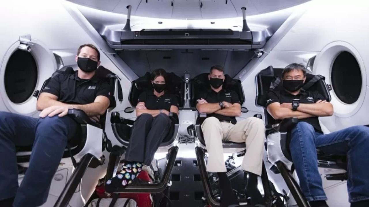 Astronautas da SpaceX usarão trajes com ‘fralda’ devido a vazamento em banheiro