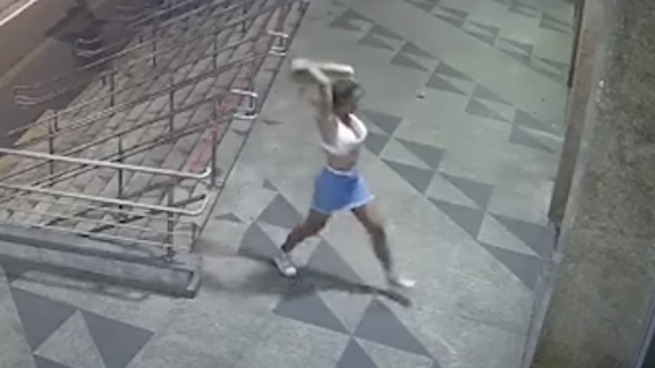 Em ataque de fúria, mulher joga blocos de concreto contra igreja; veja vídeo
