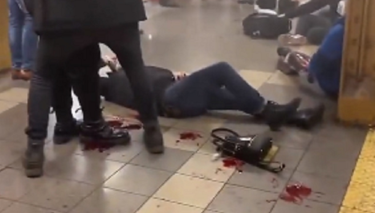 Homem armado dispara contra usuários de metrô em Nova York