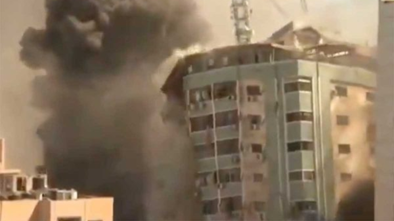 Em Gaza, edifício de mais de 10 andares é bombardeado por Israel