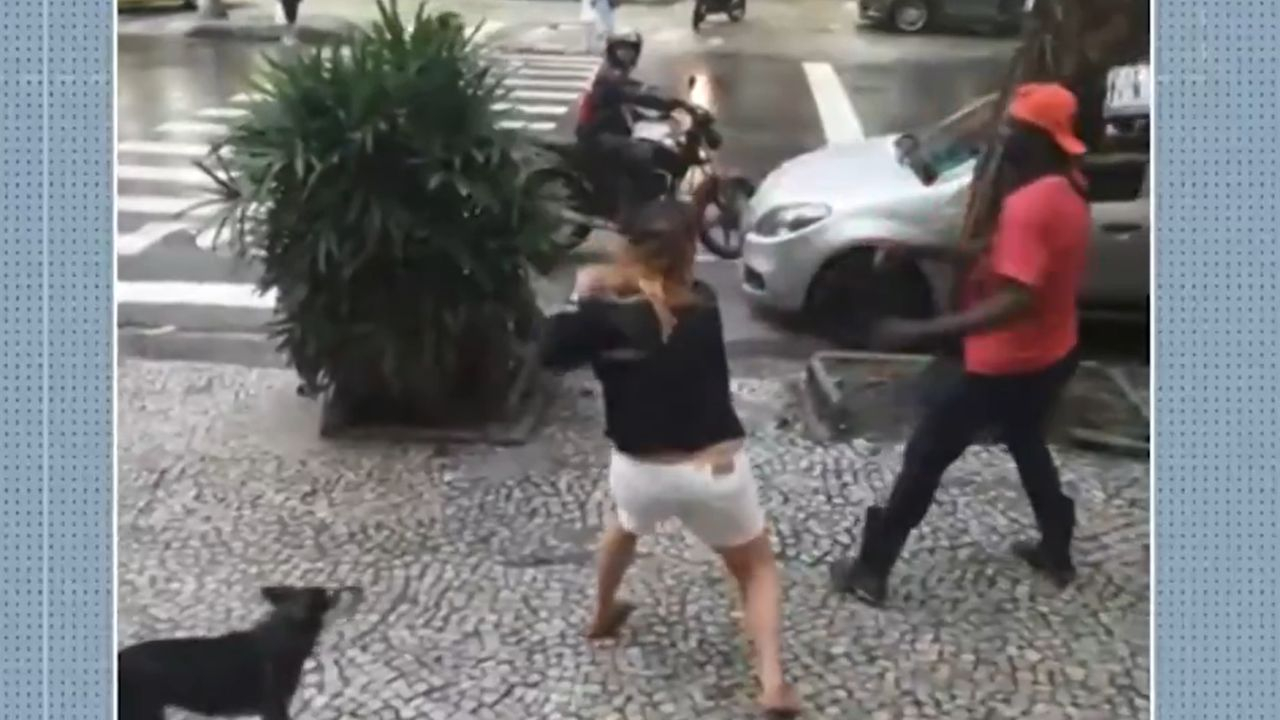 Entregadora agredida por ex-atleta é presa por mandado de 2017