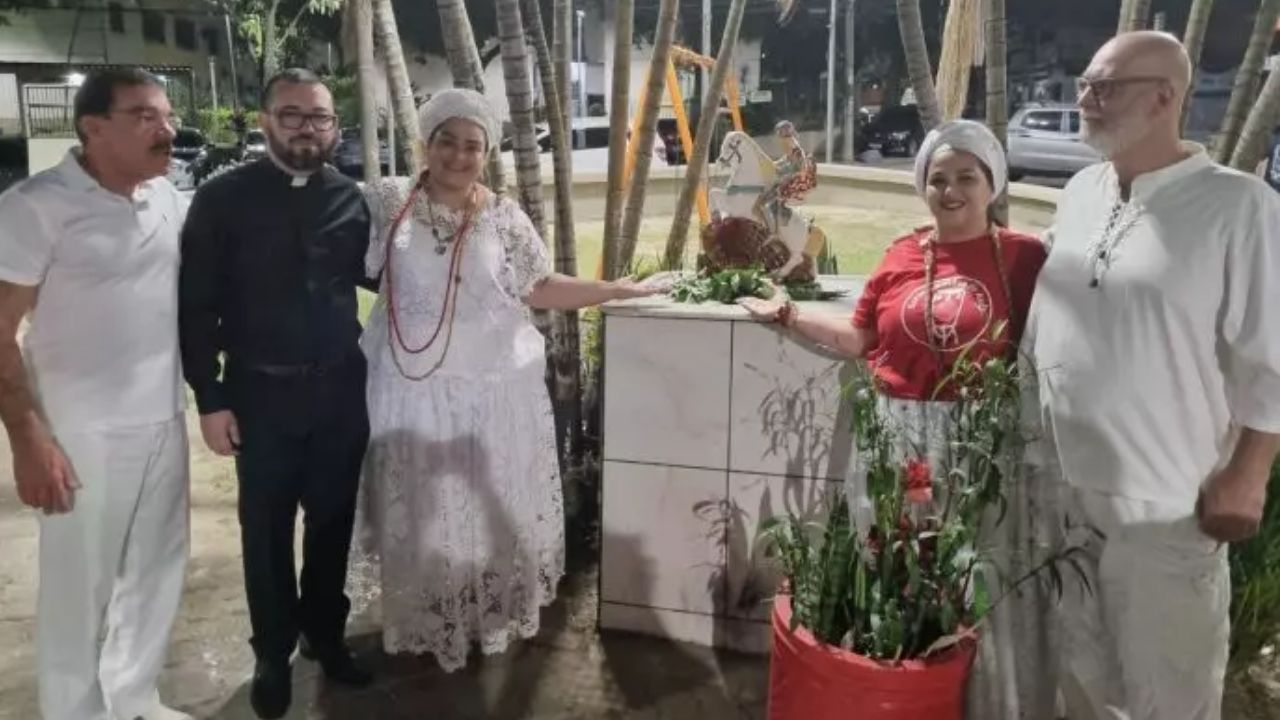 Após ato de intolerância, umbandistas e católicos se reúnem para recolocar imagem de São Jorge em praça