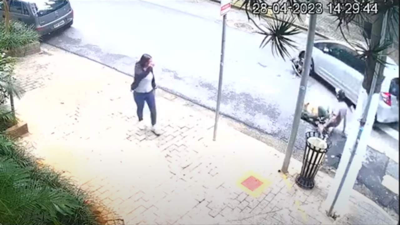 Sem socorro: Motorista atropela homem que passeava com cães e foge