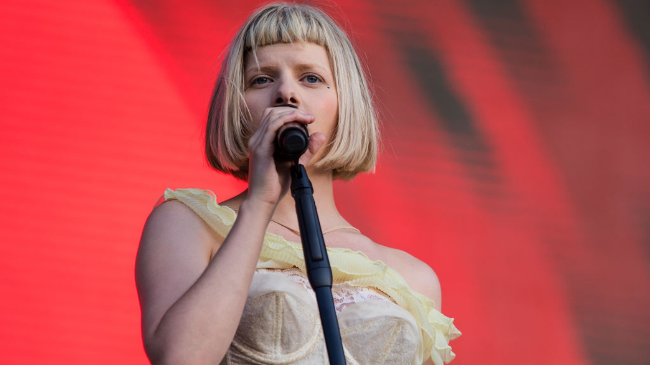 Após gesto de baterista, Aurora nega que integrante de seu grupo seja supremacista branco
