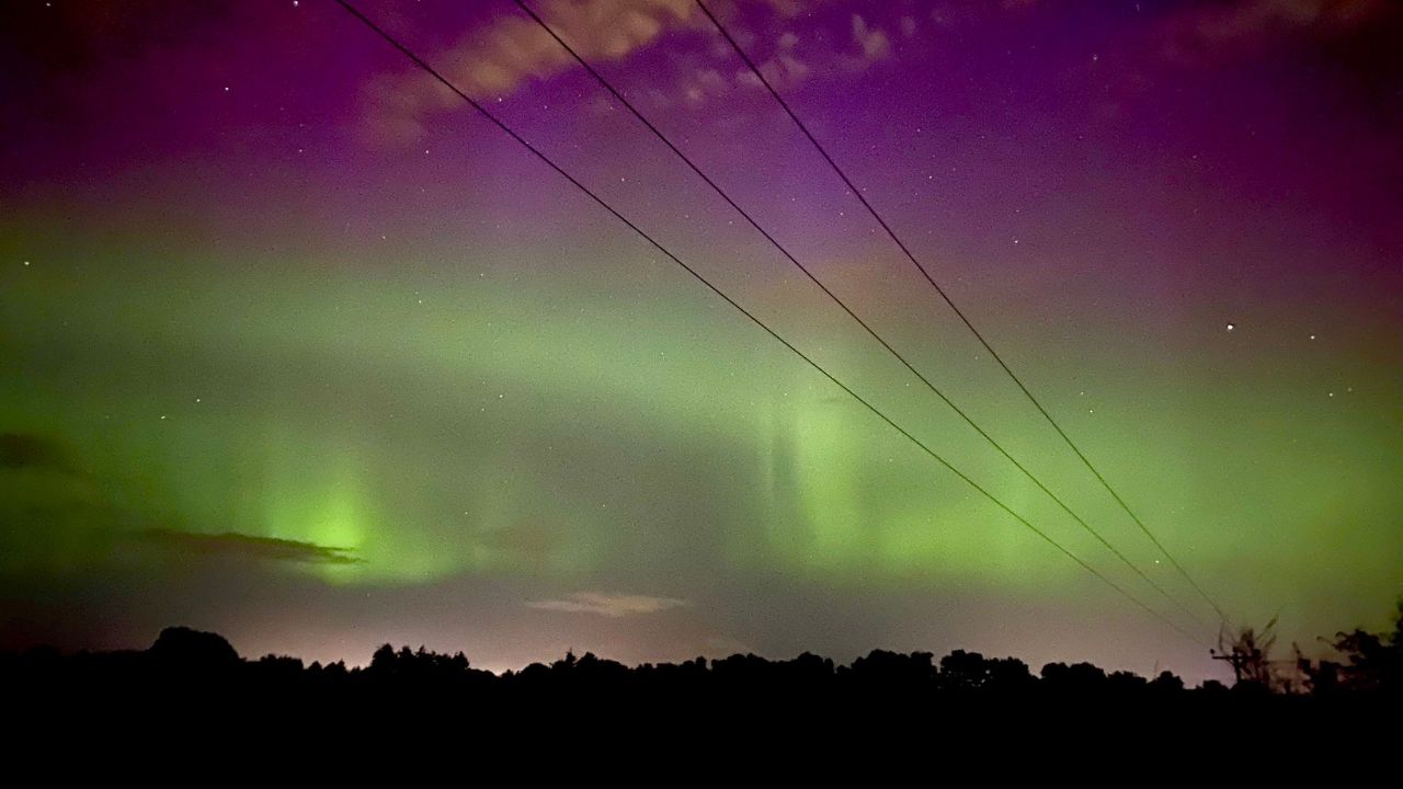 Tempestade solar provoca surgimento de aurora boreal no Hemisfério Norte