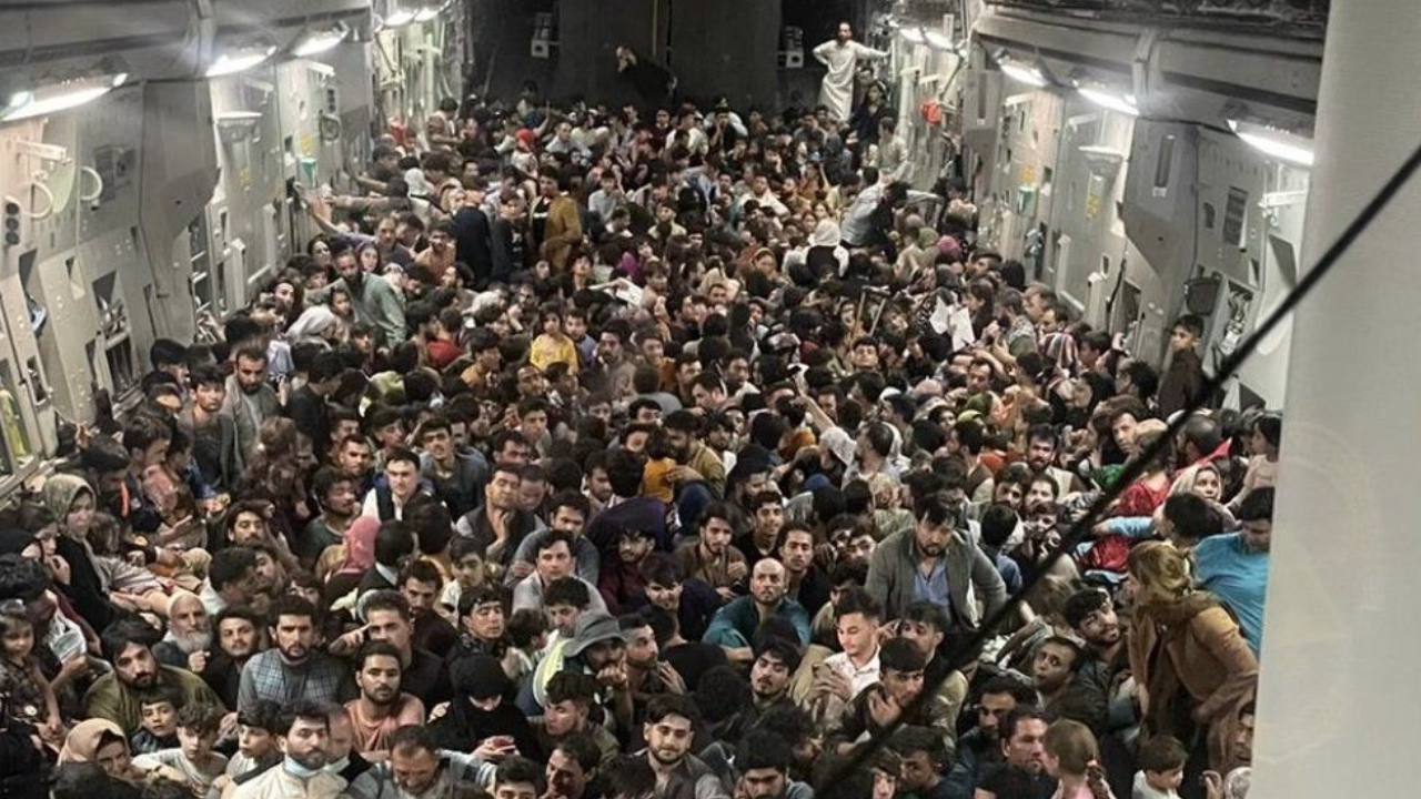 Imagem mostra centenas de afegãos fugindo em um avião dos EUA