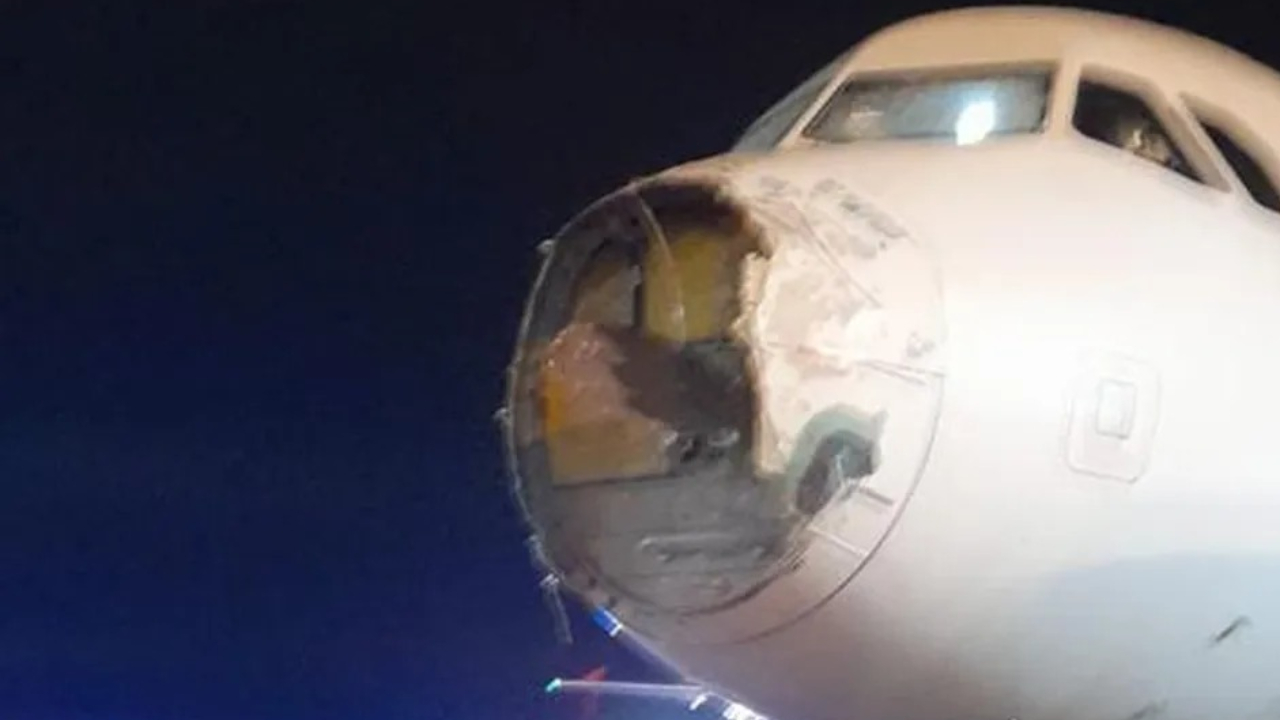 Avião sofre turbulência ao ser atingido por tempestade